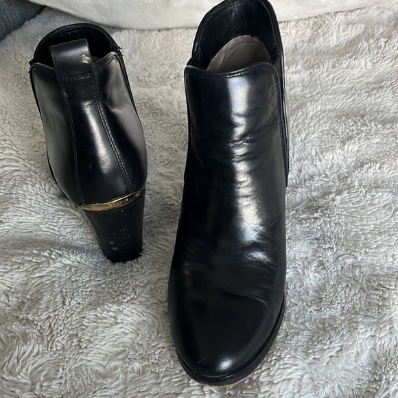 Michael Kors leather short booties,size 6 great condition, only wore a few times - Picture 3 of 10